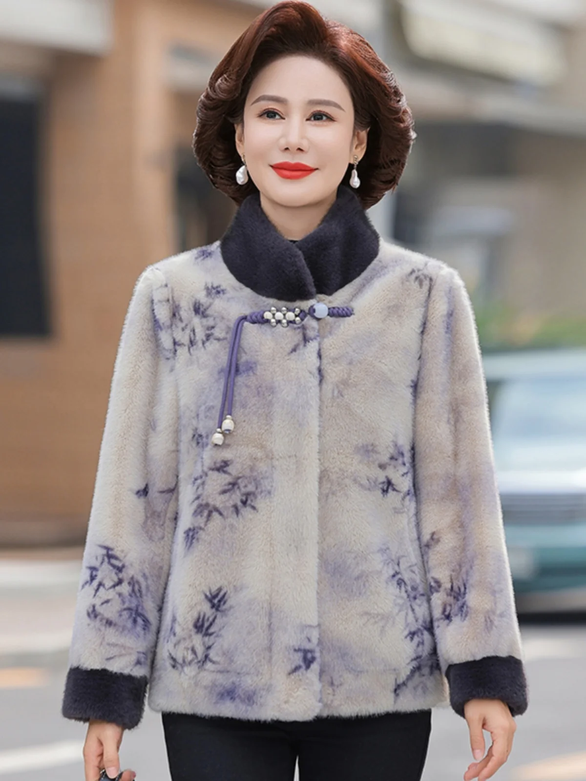 Бархатная верхняя одежда из норки среднего возраста женская зимняя в стиле