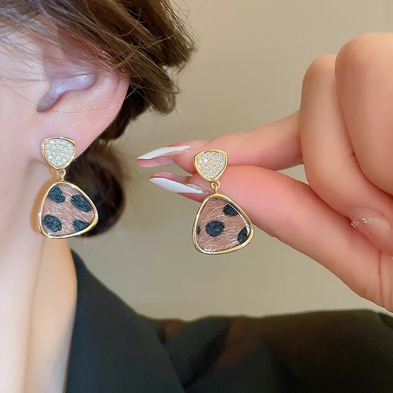 NISHIZAWA Ретро Цирконий Леопардовый принт треугольные серьги для женщин нишевые