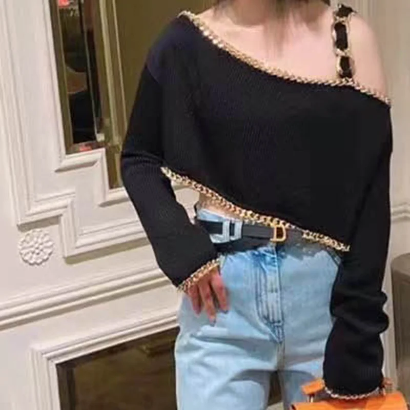 

22 Summer Knitted Long Sleeve Crop Tops Women Luxurious Goldden Chains Trimmed Pullover Tops Irregular Shoulder Strap Short Top