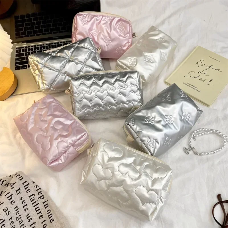 Фото Женская косметичка с узором Love Bow, милый пенал Waterpfroot, большая вместительная сумка для хранения мелочей, дорожная косметичка для стирки №1