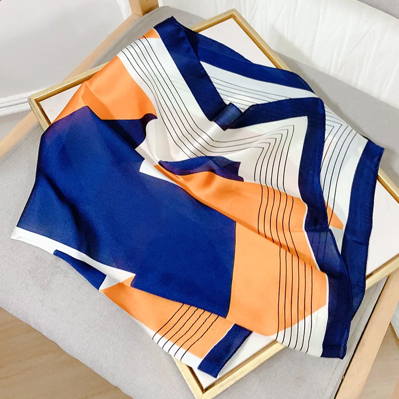 

2022 популярный маленький платок с принтом женский дорожный пляжный шелковый шарф модный стиль солнцезащитный головной платок всесезонные шарфы 70x70 см