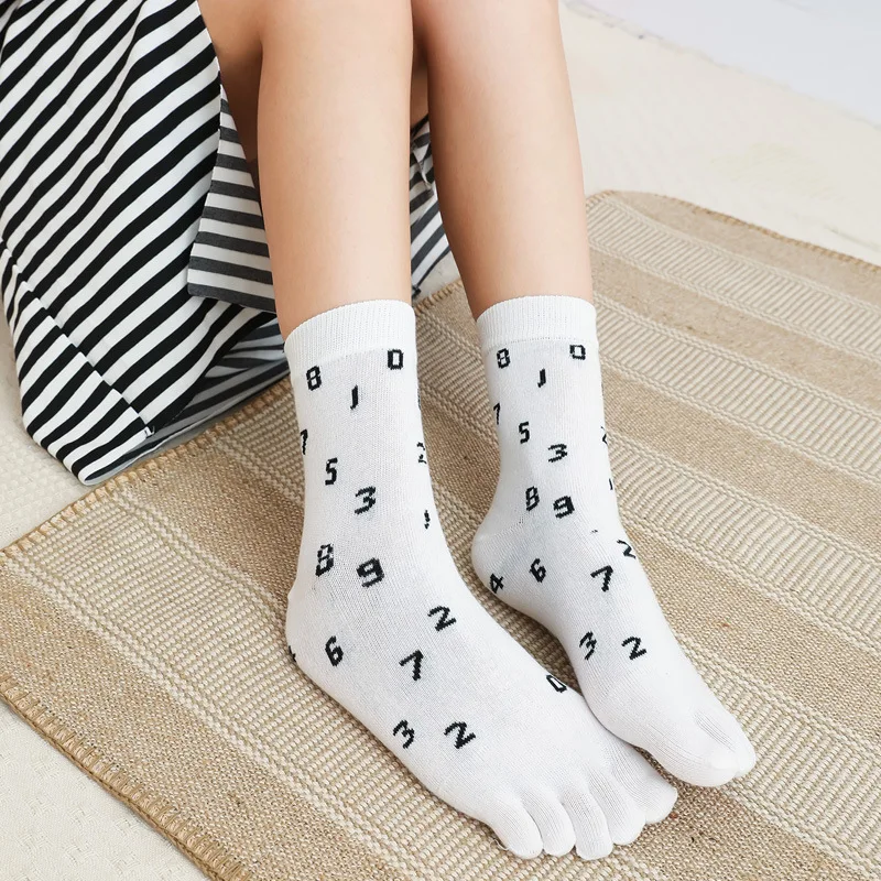 

5 Pairs Autumn Winter Five Finger Cotton Socks for Women Girls Letter Print Sock Black White Thick Cotton Warm Socks with Toes