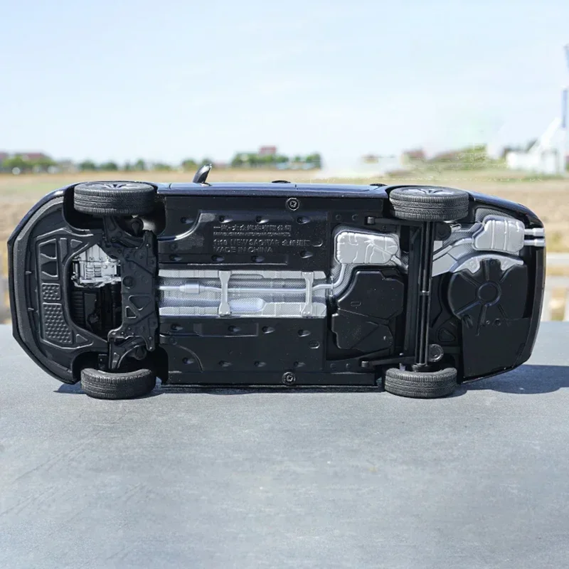 Литая под давлением модель автомобиля Volkswagen New Sagitar в масштабе 1/18 из сплава SAGITAR