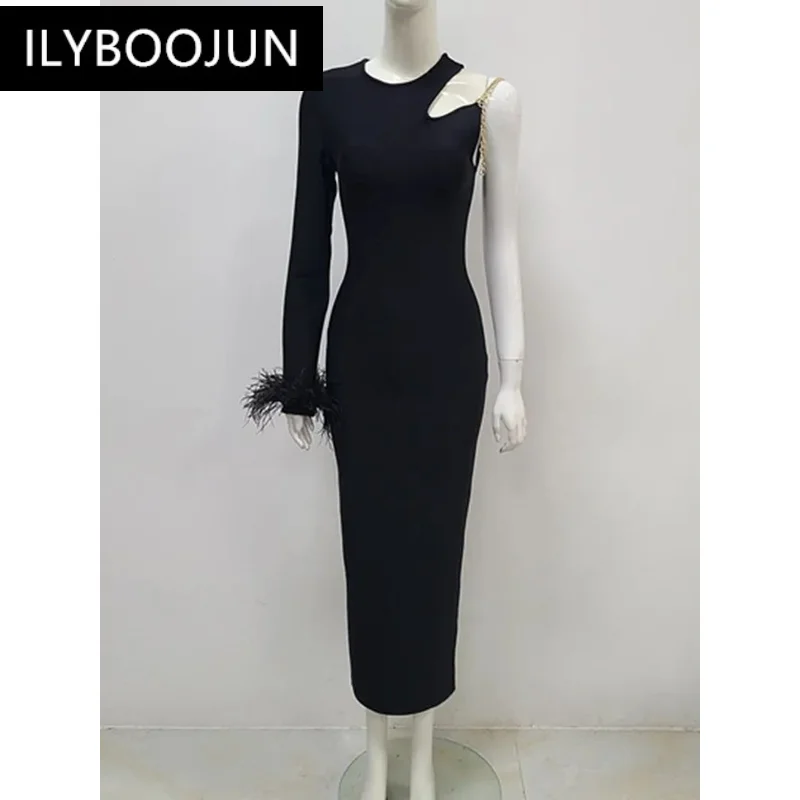 Женское облегающее платье с рукавами-цепочками и перьями