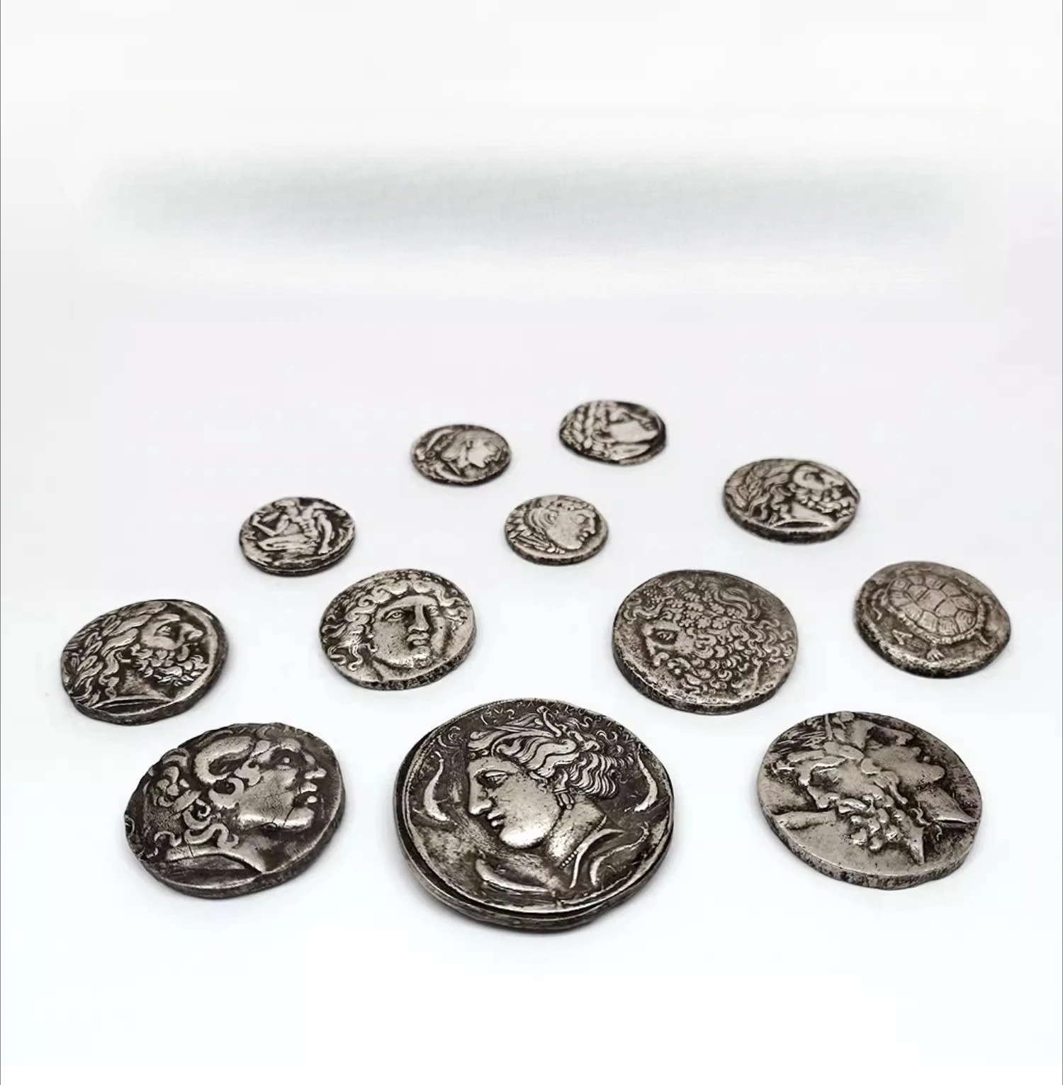 

Антикварная серебряная монета Гомер