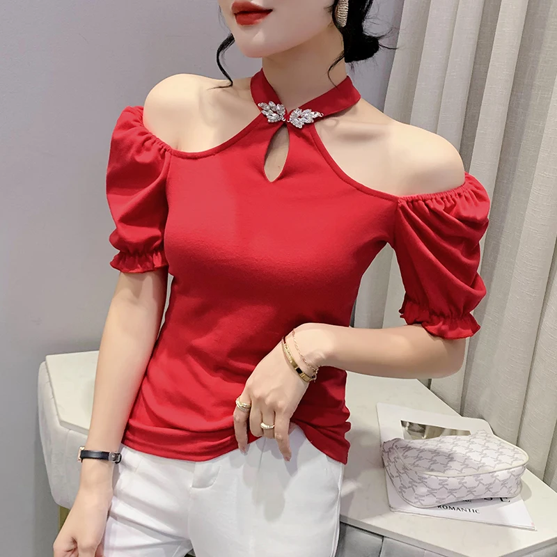 

Женская футболка с открытыми плечами, перфорацией и буффами на рукавах