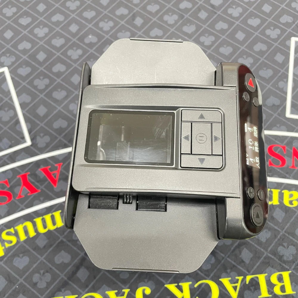 Автоматический дилер распределяет устройство для перемешивания игральных карт