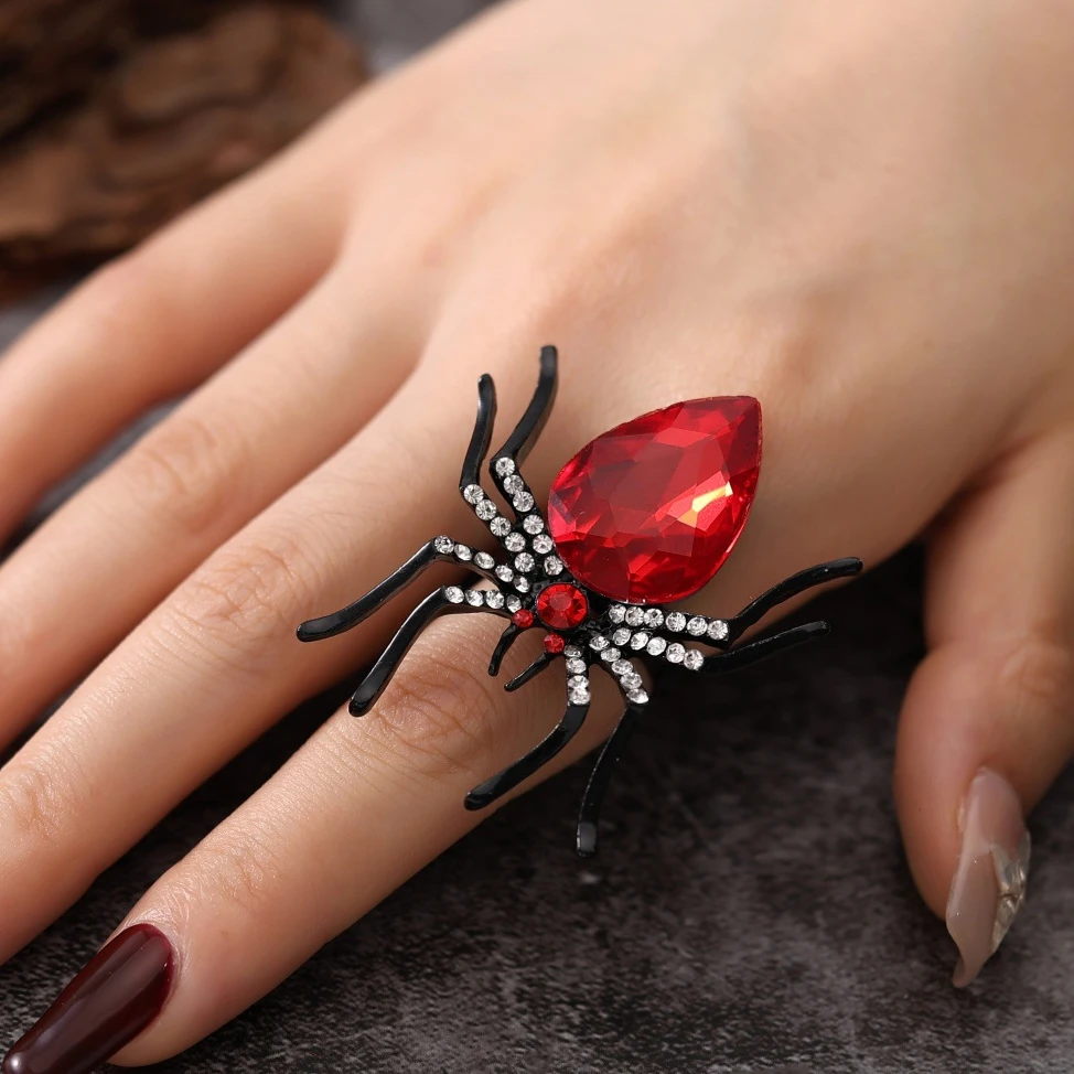 Женское кольцо в готическом стиле с кристаллом