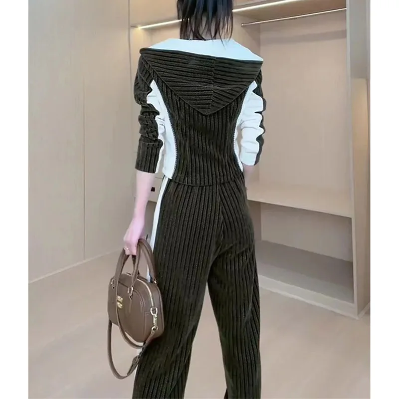 Женский спортивный костюм