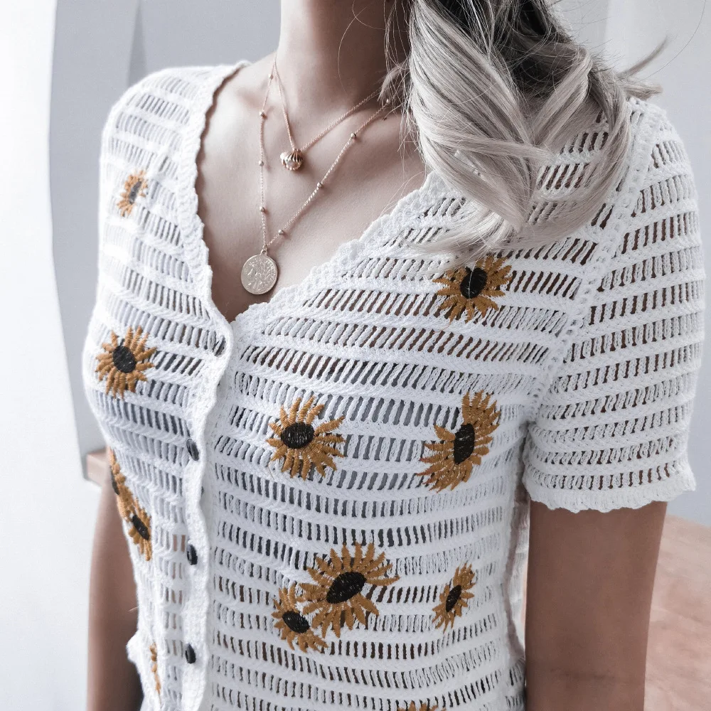 

2023 Korean version small daisy embroidered short sleeved V-neck hollowed out lace shirt for vacation comfort and versatile top