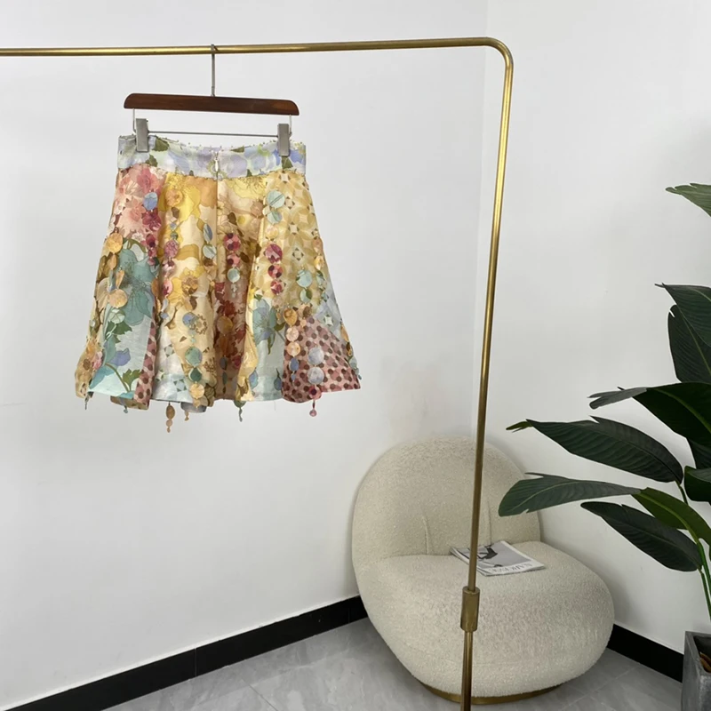 

Осень 2021, яркая мини-юбка с бахромой и высокой талией