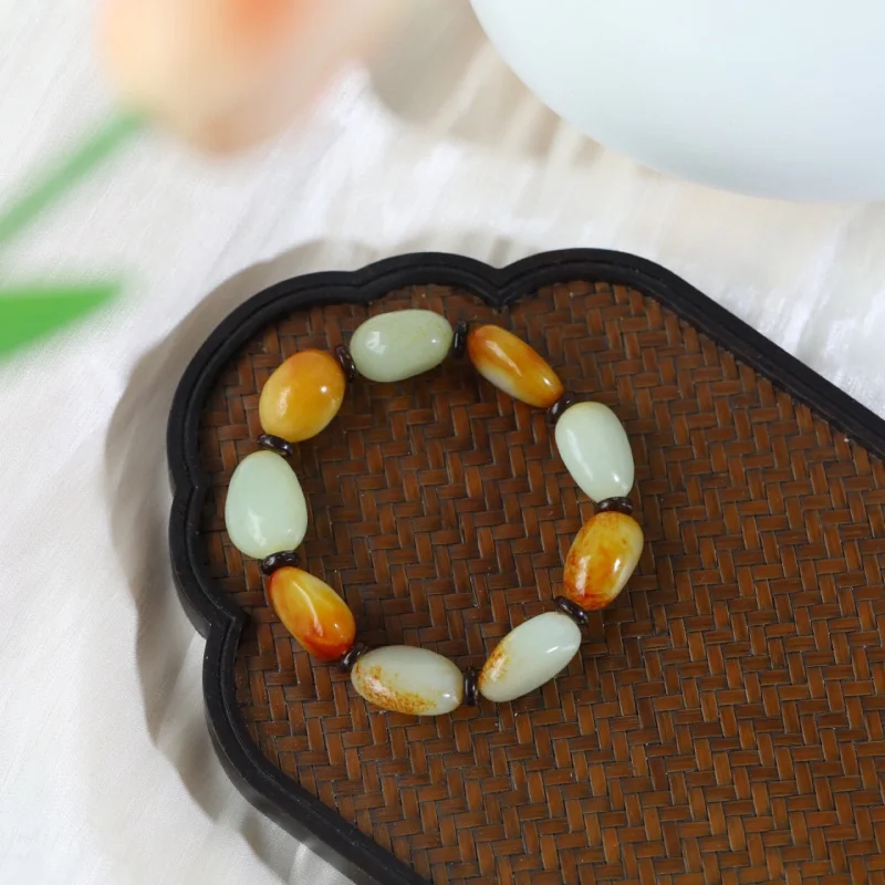 Синьцзян Хуан Цинь с обработанным браслетом из красной кожи