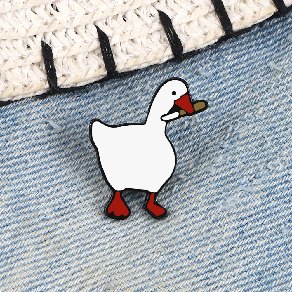 

Funny White Goose Brooches Enamel Pins Cartoon Fat Duck with Knife Badges Backpack Hat Shirt Lapel Pin Jewelry Gifts for Friends
