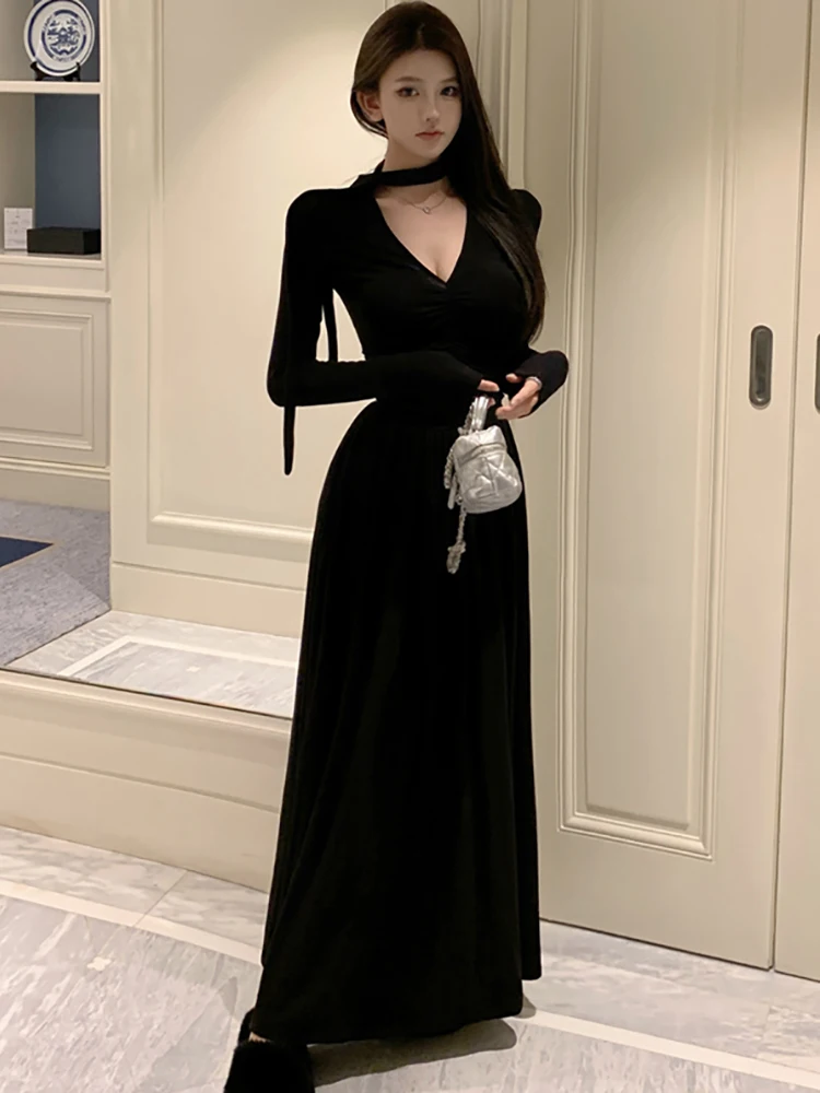2024 Черное плиссированное сексуальное платье макси с длинным рукавом и v-образным