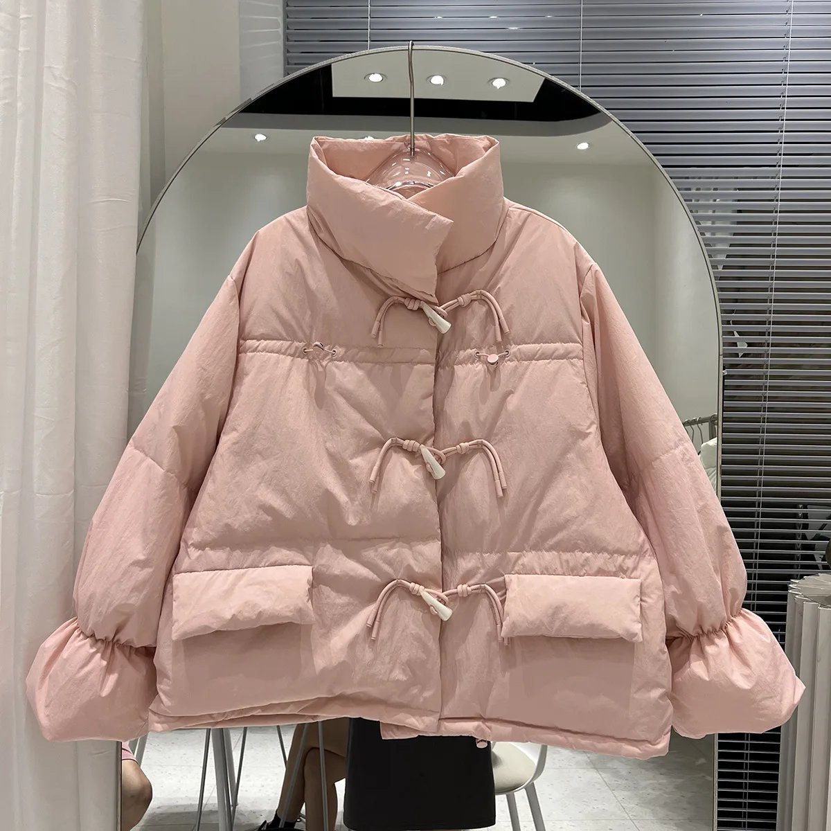 

Anti-season 2023 new loose horn buckle female short down jacket loose age reduction white duck down bread suit