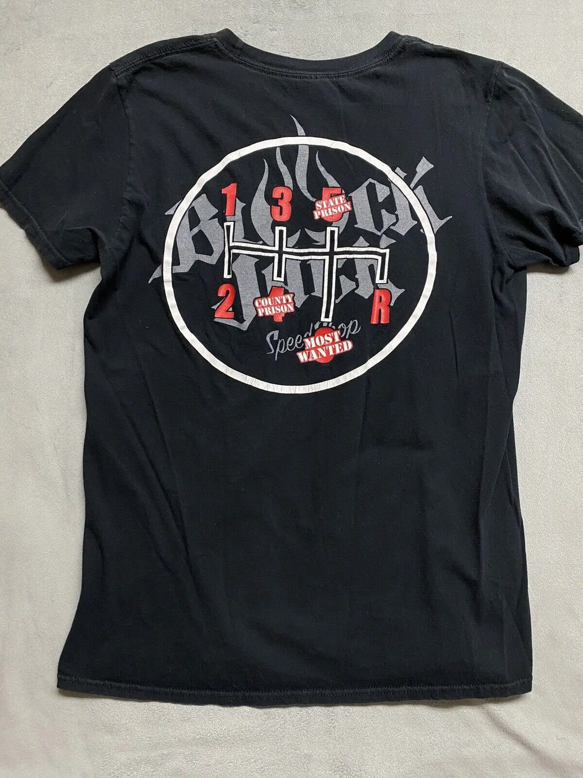 Футболка среднего размера с изображением черного Джека скоростного магазина