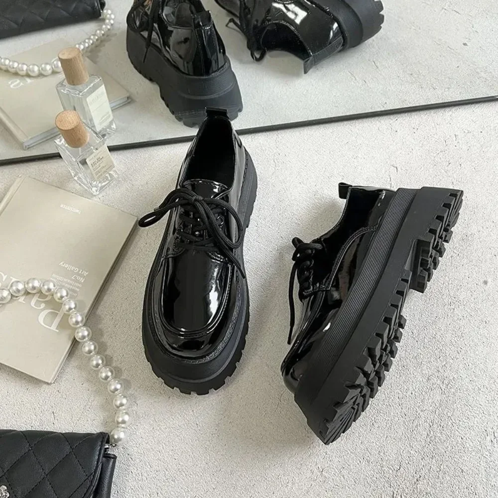 Туфли-лодочки женские из лакированной кожи на платформе