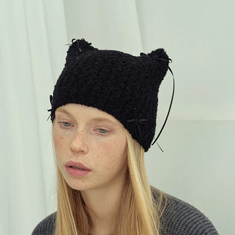 Шерстяная шапка с кошачьими ушками и бантом вязаная ручной работы зимняя