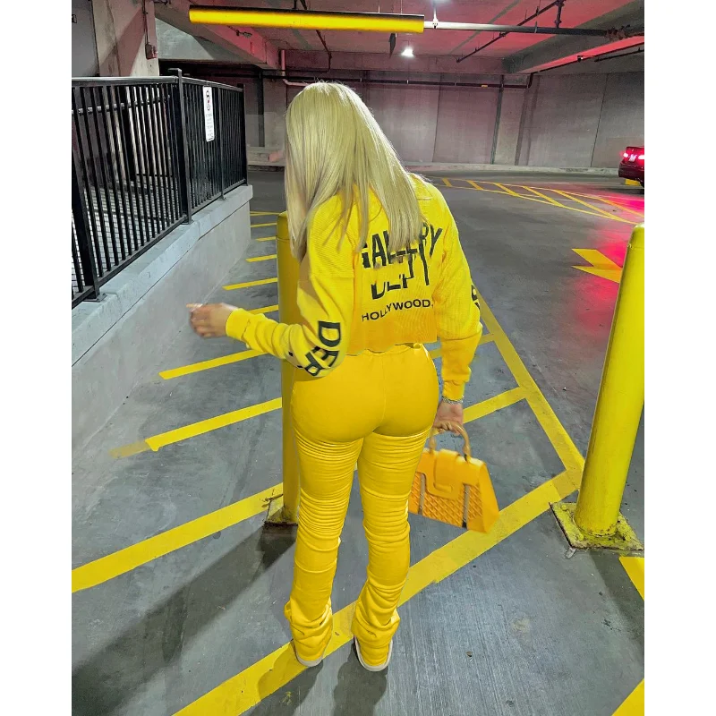 

Женский спортивный костюм из двух предметов, черная свободная футболка с длинным рукавом, укороченный топ с высокой талией, расклешенные бр...