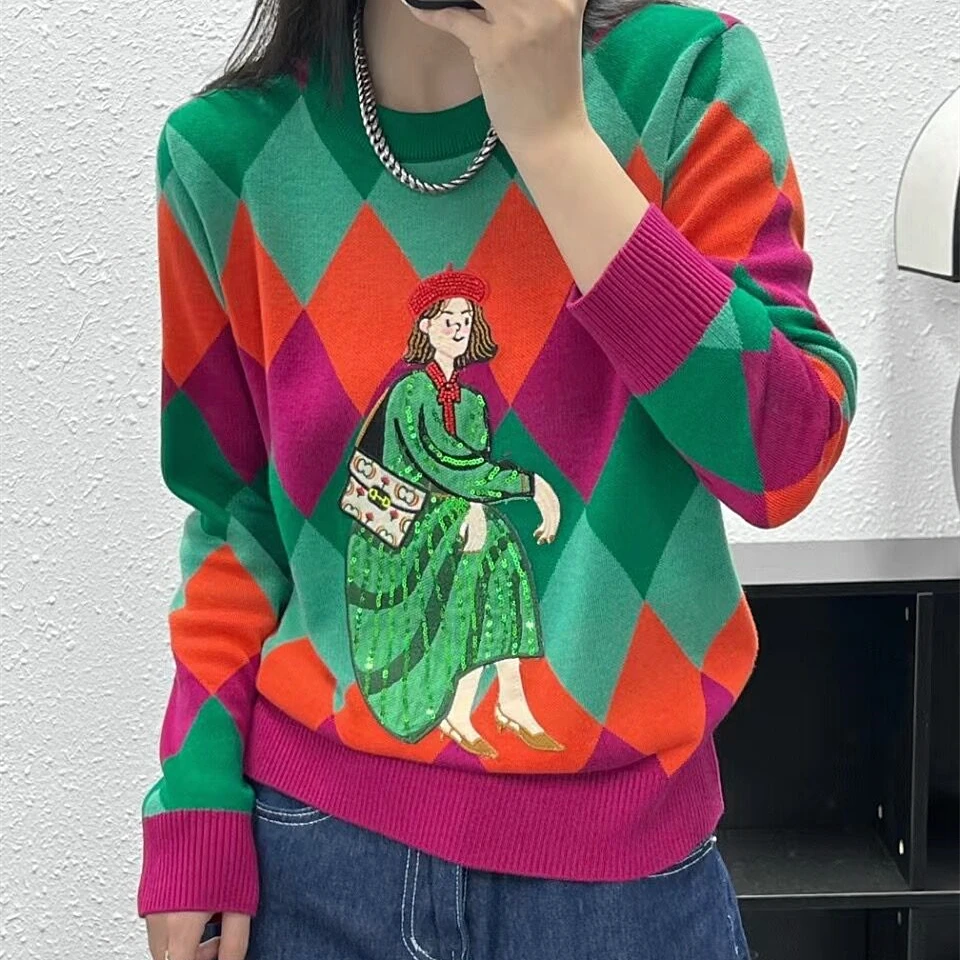 

Женский трикотажный свитер с блестками и вышивкой