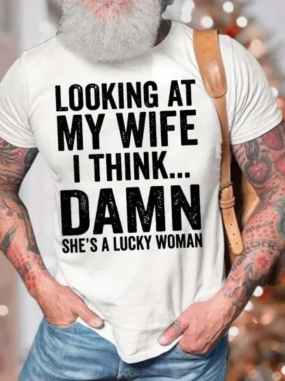 Мужская футболка с круглым вырезом и надписью Looking At My Wife I Think Damn She's A Lucky Woman (повседневная, стандартного кроя) (art.: 3920da31fc095) - 3920da31fc095