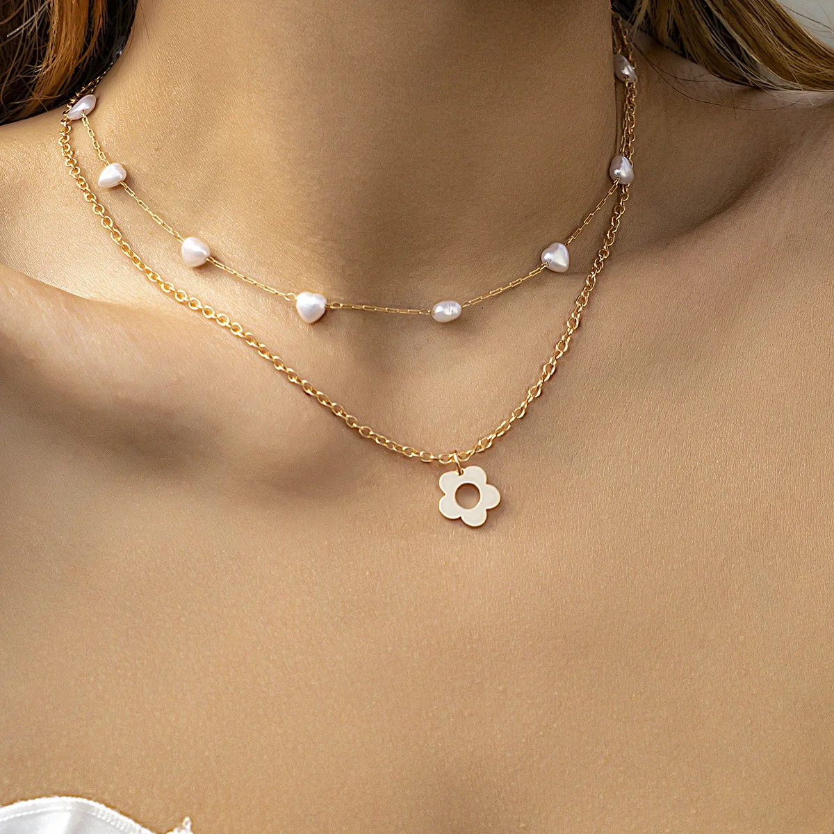

2 Pcs/set Imitation Pearls Chain Daisy Pendant Choker Necklace Jewelry Women Girls Summer Neck Collar Jewelry Party Wedding Gift