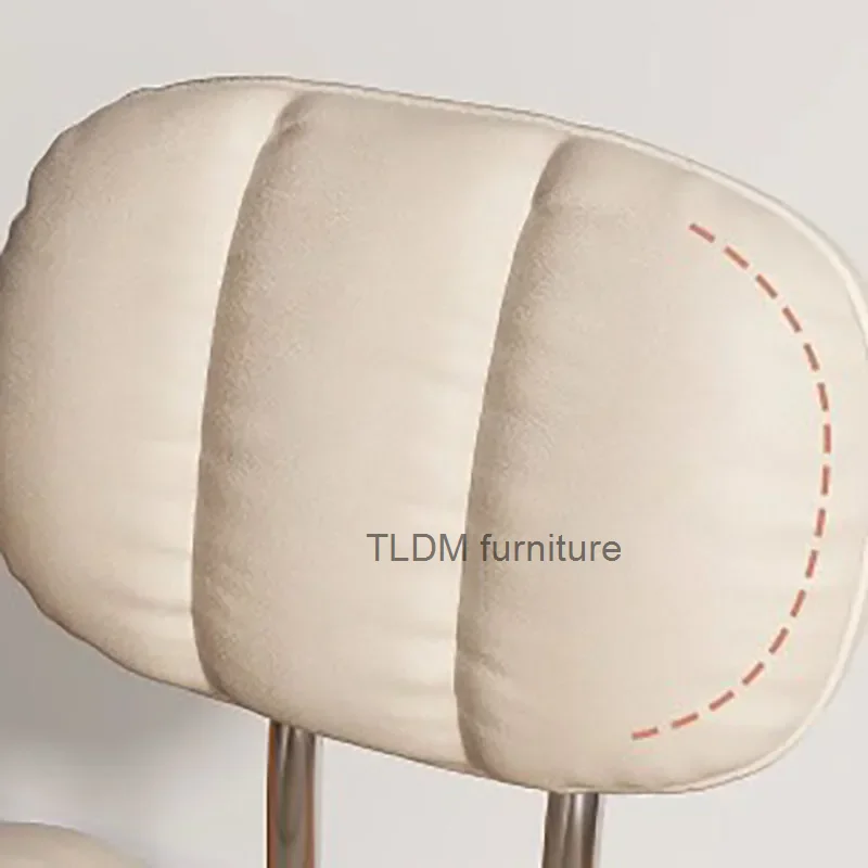 Удобный поворотный офисный стул бежевые колеса скользящие домашние розовые