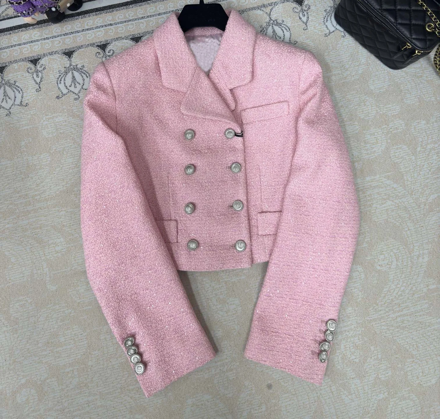 Женский двубортный пиджак из твида розовый B740 весна 2024