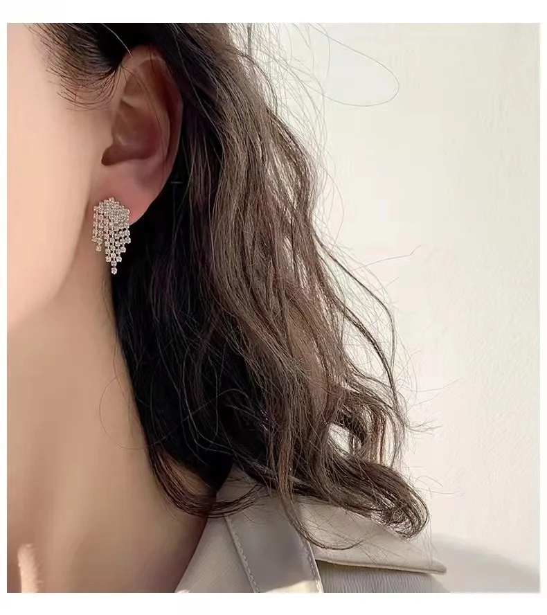 

Korean Style Flash Diamond Short Face Thin Tassel Earrings Fashionable Female Personality High-quality Jewelry