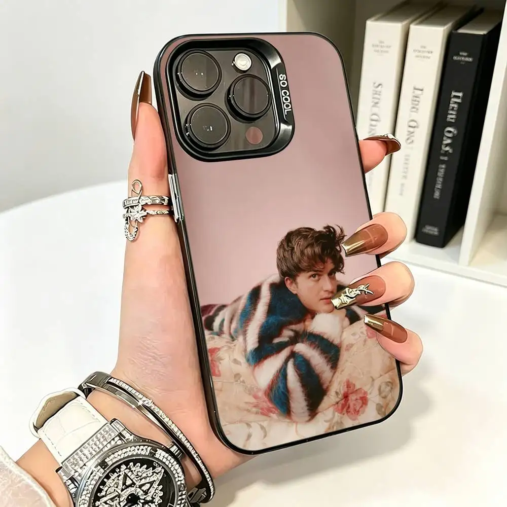Фото Чехол-бампер Actor S-Steve Harrington из цветного силикона серебристого цвета для iPhone 17, 16, 15, 14, 13, 12, 11 Pro Max, XS, 17 Air №2