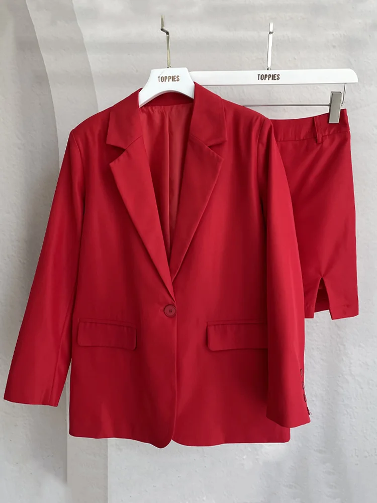 Костюм женский из блейзера и юбки с высокой талией на весну |