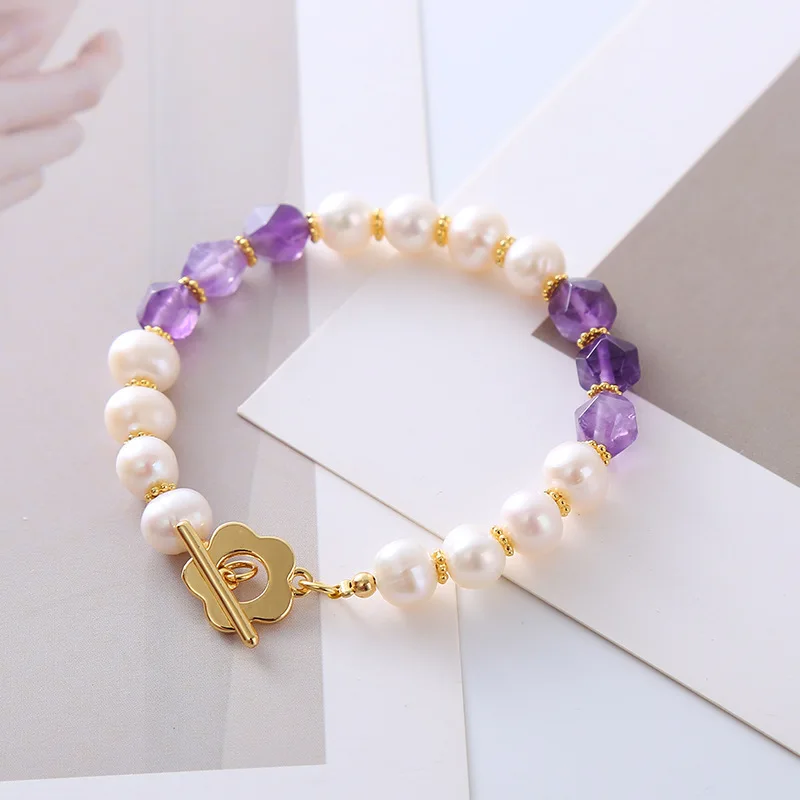 Женский браслет с натуральным пресноводным жемчугом и фиолетовыми кристаллами