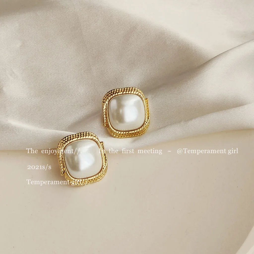 

Small Fragrance Style ~ 925 Silver Needle Plated 14K Square Geometric Pearl Stud Earrings Women's Simple Temperament Earrings