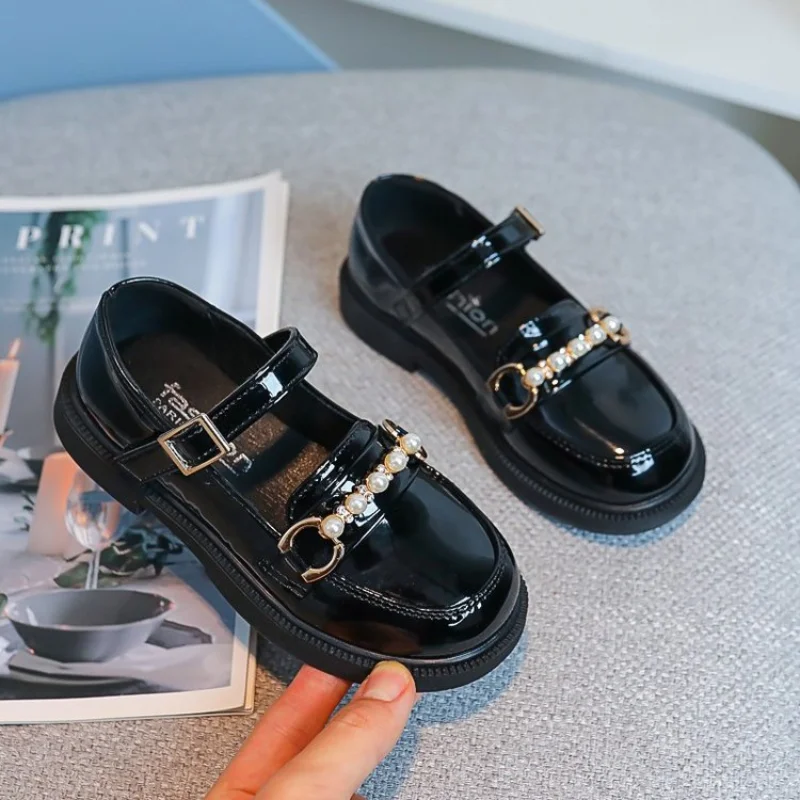 

Детская кожаная обувь, модные туфли из лакированной кожи на плоской подошве для девочек, черные, бежевые школьные туфли с жемчугом для детей, туфли принцессы, Мэри Джейн, 26-37, 2022