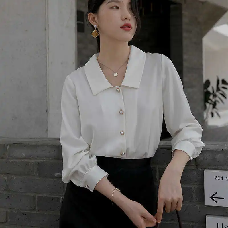 Белая рубашка с воротником-куклой в стиле ретро