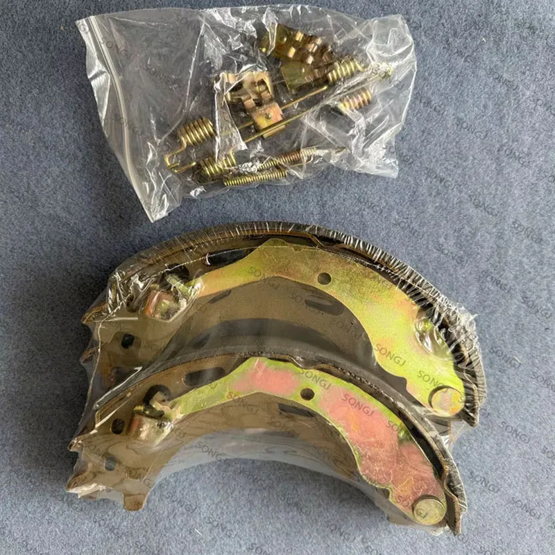 Фото Комплект задних тормозных колодок для Land Rover Discovery 3, Discovery 4, Range Rover Sport 05-13 LR031947 LR025151 SFS500012 SFS500010 №2