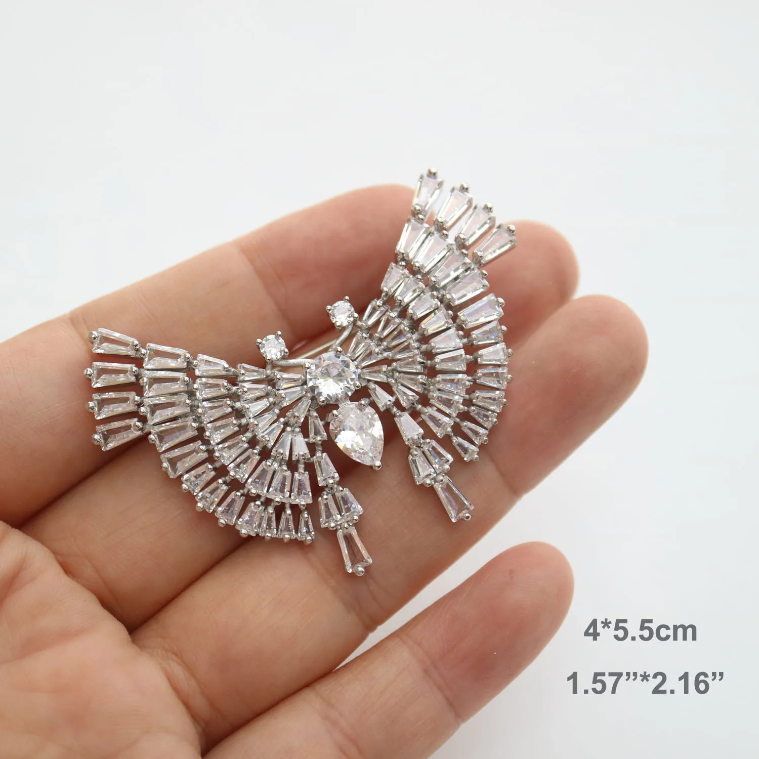 Женская металлическая брошь в виде пера с фианитом |