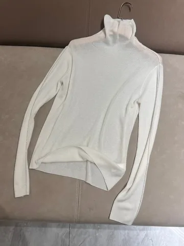 Ультратонкий и ультрамягкий базовый свитер с высокой горловиной из блестящей шелковой шерсти с длинными рукавами