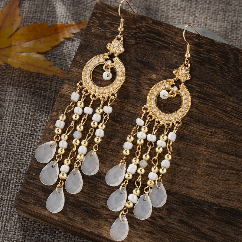 Женские длинные серьги-кисточки с белыми бусинами