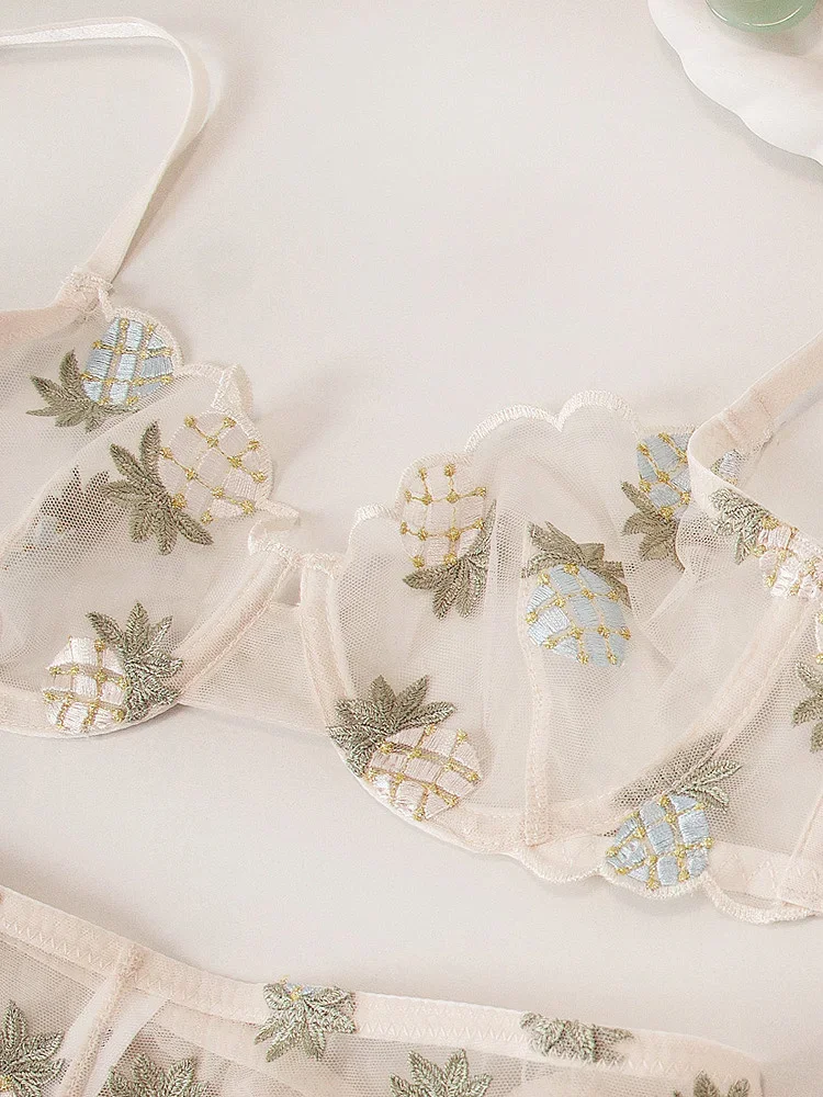 Комплект женского нижнего белья из бюстгальтера и трусов