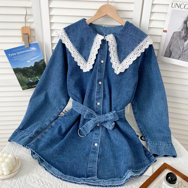 Платье с винтажным воротничком, длинными рукавами, кружевными вставками, высокой талией и шнуровкой, короткое А-силуэта из денима. Новинка весна-осень 2022 года.