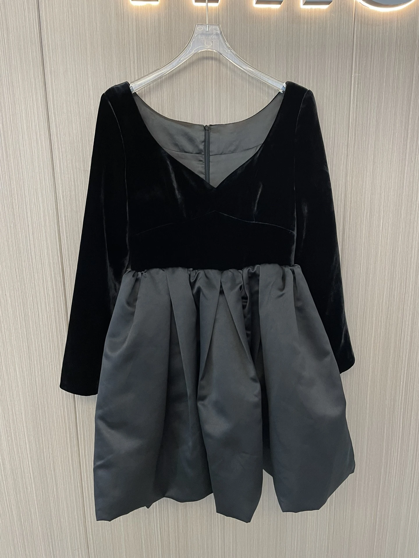

Real silk velvet large V-neck waist fold Pengpeng large skirt A swing bud long-sleeved dress matching everything