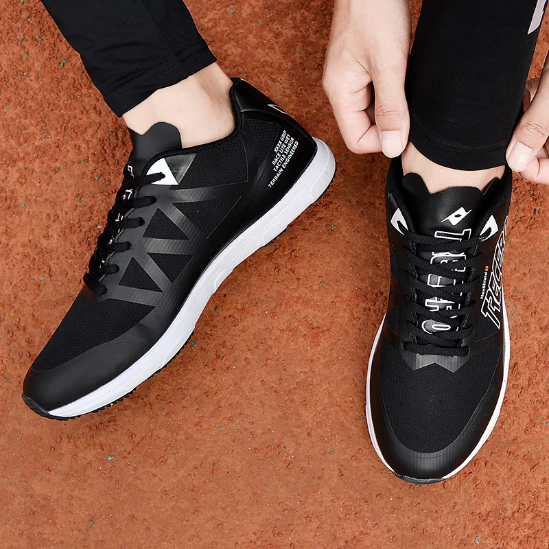 Men's Nailless Golf Shoes Breathable Outdoor Training Shoes for Track and Field In Spring and Summer Men's Golf Training Shoes