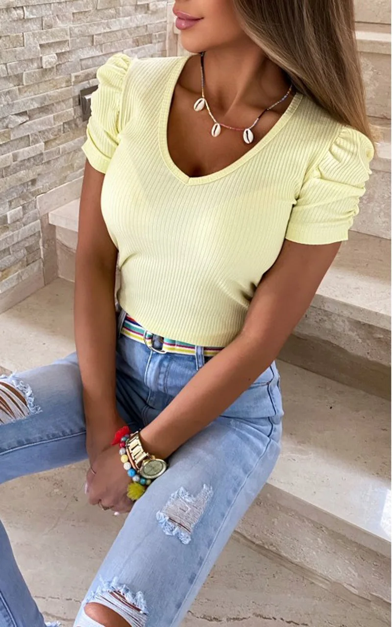 

V-neck short-sleeved T-shirt with elastic crinkle thread GYAR22