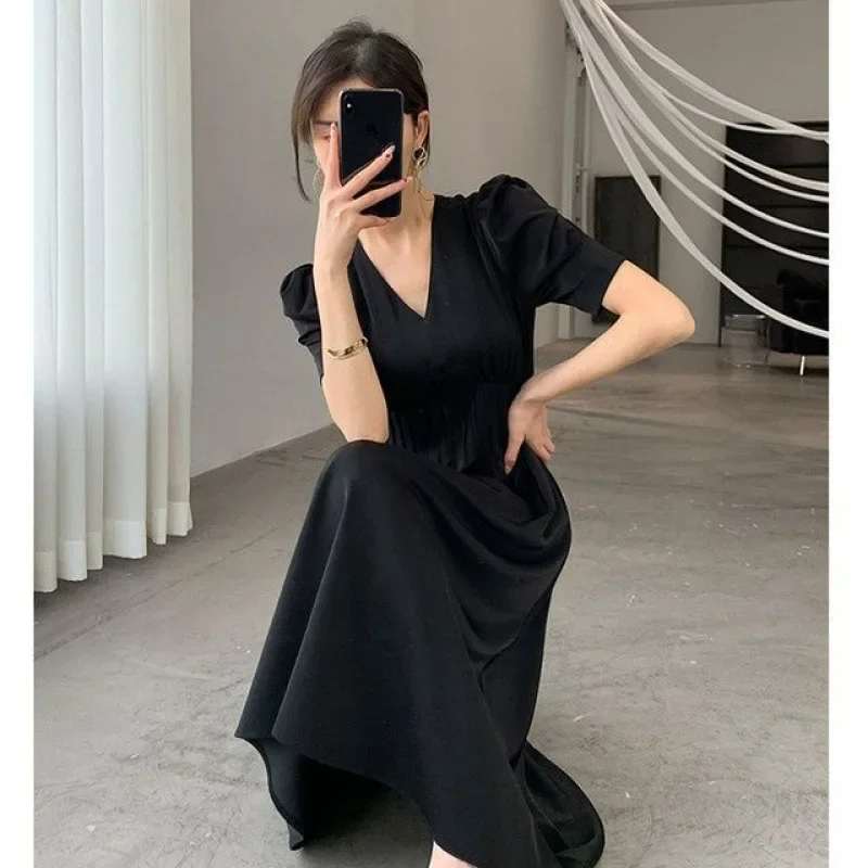 Элегантное облегающее длинное черное платье во французском стиле с V-образным