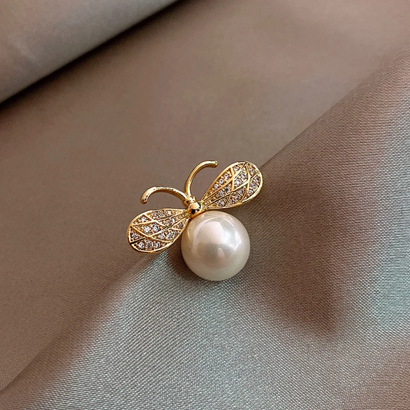 

Real Gold Electroplated Bees Pearl Brooch Cute Japanese And Korean Style Fixed Clothes Fresh Collar Pin Ins Simple Jewelry