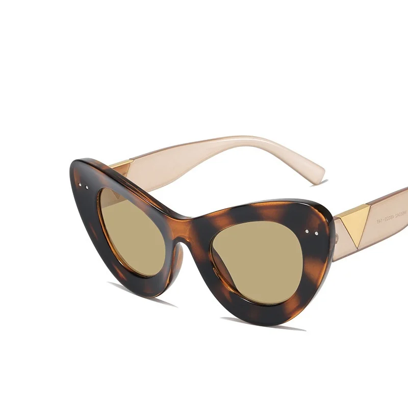 

2022 V-shape Leg Design Fashion Cat Eye Sunglasses Luxury Brand Eyeglasses Street Shooting Eyewear Clear Lens Decorative Glasses