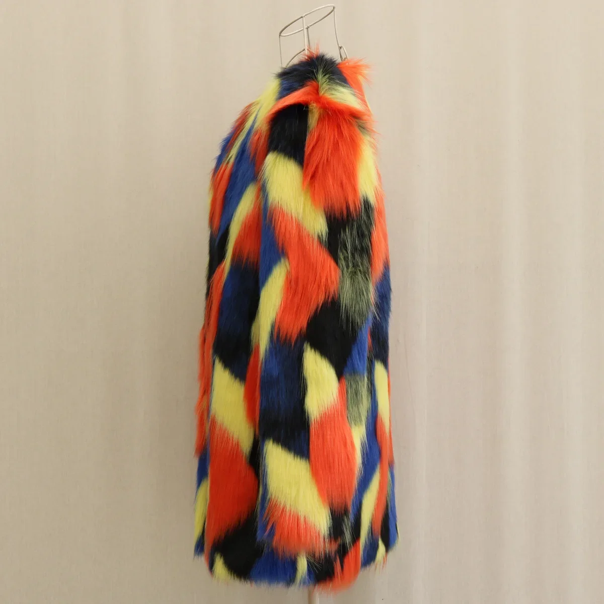 Русский В - воркутник с длинными рукавами это женская зимняя куртка в обтяжку