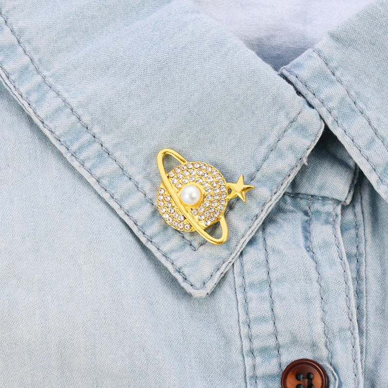 

Creative Friends Planet Lapel Pins Diamond Christmas Badges New Year Gift Women's Brooch Enamel Pin Jewelry Fashion Accessories