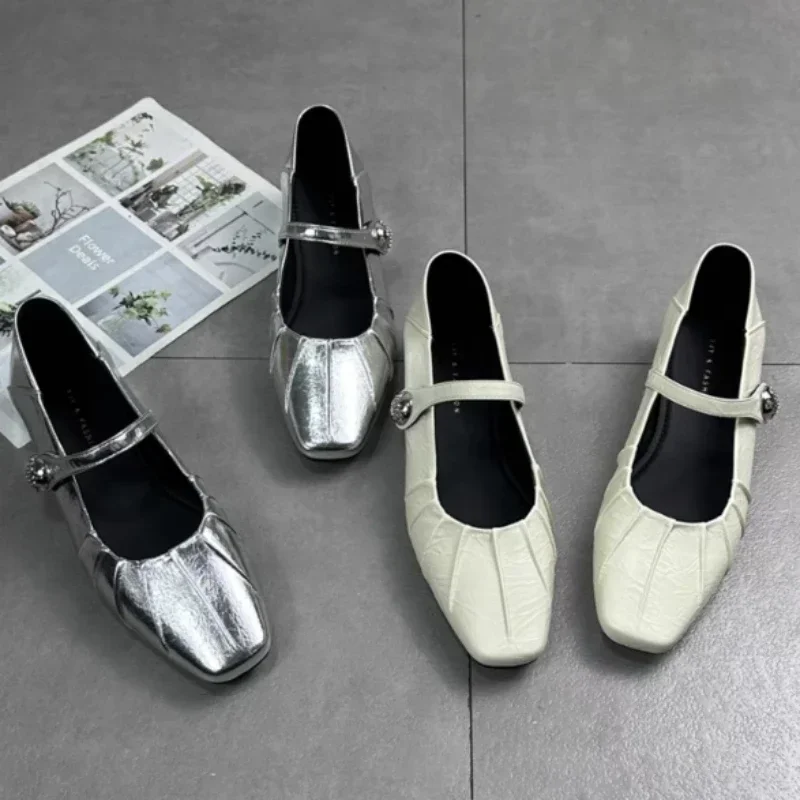 Женские туфли на высоком каблуке с металлическим украшением